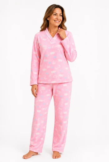 PIJAMA ROSA CON DISEÑO DE NUBES Y LUNAS